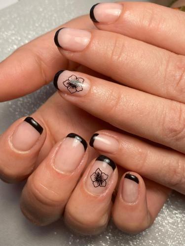 femme avec mains vernies par maud institut de couleur noir et transparent en nail art